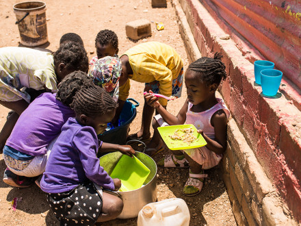 Suppenküche in Katutura, Namibia - Kinder essen gemeinsam und machen den Abwasch