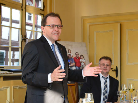 Staatssekretär Thomas Metz hält eine Rede anlässlich der Verleihung des Bundesverdienstkreuz an Franz-Josef Fischer