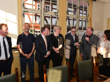 Gruppenbild: Bundesverdienstkreuz für Strahlemann-Stiftungsgründer Franz-Josef Fischer