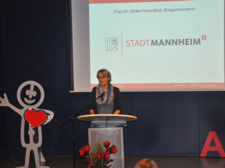 Frau Dr. Ulrike Freundlieb, Bürgermeisterin der Stadt Mannheim, hält eine Rede bei der Eröffnung der Talent Company an IGMH in Mannheim am 26.10.16