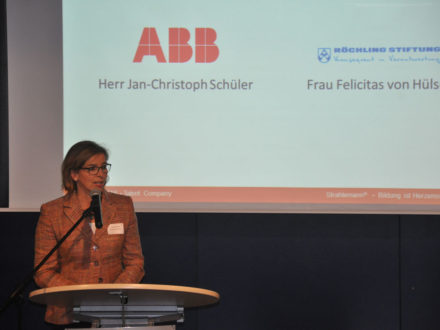 Frau Felicitas von Hülsen von der Röchling Stiftung hält eine Rede