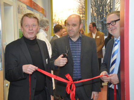 Remscheider Oberbürgermeister Herr Burkhard Mast-Weisz, Schulleiter Carlos Sánchez Martínez und Franz-Josef Fischer Geschäftsführender Vorstandsvorsitzender der Strahlemann- Stiftung
