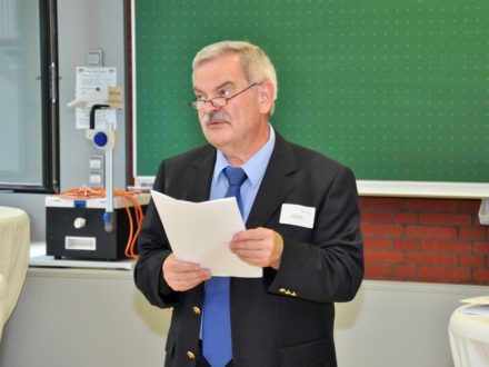 Erster Meilenstein für die Talent Company Aschaffenburg: Schulleiter Georg Strobel hält eine Rede