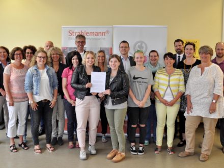 Gruppenbild des Schulkollegiums, der Förderer und einiger Mitarbeiter der Strahlemann-Stiftung bei der Unterzeichnung der Fördervereinbarung