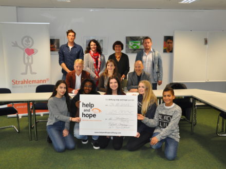 Schüler der Gesamtschule Scharnhorst mit dem Spendenscheck der help and hope Stiftung