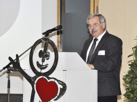 Georg Strobel, Schulleiter der Ruth-Weiss-Realschule hält eine Rede zur Feier der Eröffnung der 23. Talent Company in Aschaffenburg