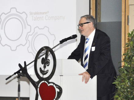 Franz-Josef Fischer, Geschäftsführender Vorstandsvorsitzender der Strahlemann-Stiftung hält eine Rede zur Feier der Eröffnung der 23. Talent Company in Aschaffenburg
