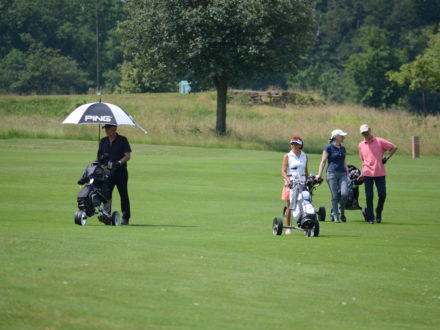 Teilnehmer des Golfcup auf dem Weg zum nächsten Loch