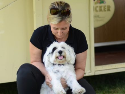 Eine Teilnehmerin mit ihrem Hund