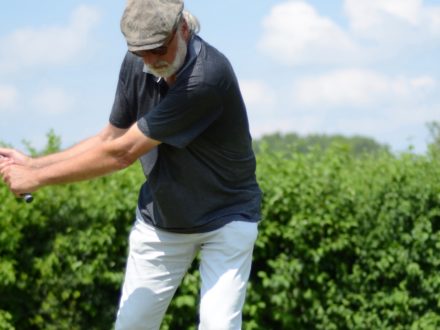 Teilnehmer des Strahlemann Golfcup beim Abschlag