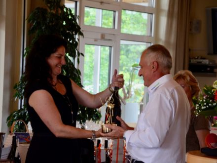 Andrea Kruse von der LY Holding bei der Preisübergabe für die besten Spieler - Player Party
