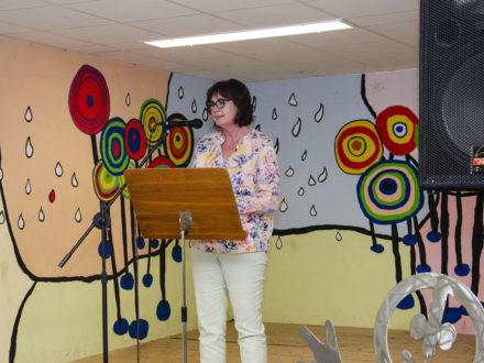 Schulleiterin Susanne Fritz hält eine Rede anlässlich der Eröffnung der Talent Company an der GemS St. Ingbert-Rohrbach