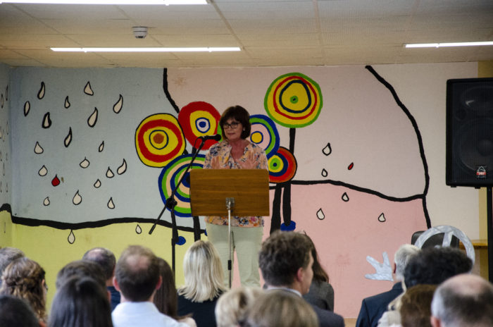 Schulleiterin Susanne Fritz hält eine Rede anlässlich der Eröffnung der Talent Company an der GemS St. Ingbert-Rohrbach