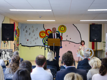 Philipp P. Gross (Geschäftsführer der Baugruppe Gross) hält eine Rede anlässlich der Eröffnung der Talent Company an der GemS St. Ingbert-Rohrbach