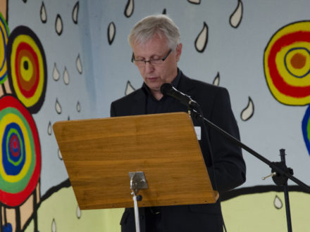 Hans-Jürgen Domberg (Beigeordneter des Saarpfalz-Kreises) hält eine Rede anlässlich der Eröffnung der Talent Company an der GemS St. Ingbert-Rohrbach