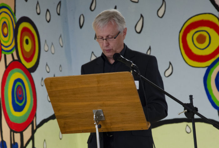 Hans-Jürgen Domberg (Beigeordneter des Saarpfalz-Kreises) hält eine Rede anlässlich der Eröffnung der Talent Company an der GemS St. Ingbert-Rohrbach