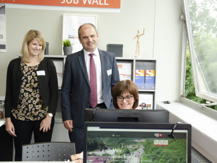 30. Strahlemann Talent Company an der GemS St. Ingbert-Rohrbach eröffnet - Philipp P. Gross (Geschäftsführer von Peter Gross Bau Holding GmbH), Referentin Personalentwicklung & Recruiting und Susanne Fritz (Schulleiterin)