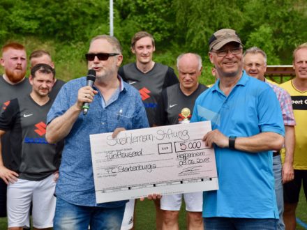 Spendenübergabe: FC Starkenburgia spendet 5000€ an die Strahlemann Stiftung