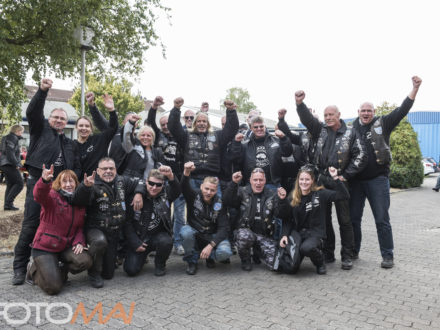 Gruppenbild der Teilnehmer der Strahlemann Benefiz-Motorradtour