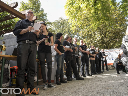 Gruppenbild der Teilnehmer Unterwegs für Bildung - 9. Strahlemann Benefiz-Motorradtour ein voller Erfolg