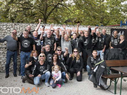 Gruppenbild der Teilnehmer Unterwegs für Bildung - 9. Strahlemann Benefiz-Motorradtour ein voller Erfolg