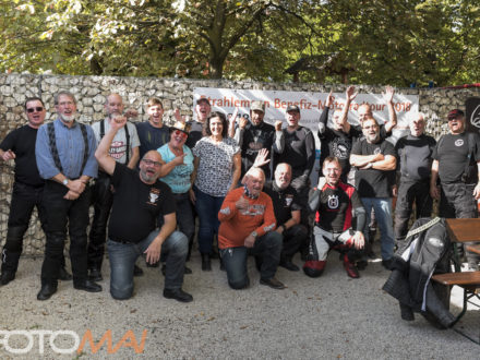 Gruppenbild der Teilnehmer Unterwegs für Bildung - 9. Strahlemann Benefiz-Motorradtour ein voller Erfolg