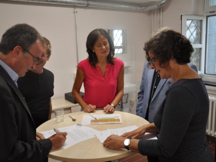 Herr Kohns, Herr Michael Webers, Frau Dagmar Becker, Schulleiter Andreas Tempel und Renate Parusel unterzeichnen die Kooperationsvereinbarung für die Talent Company in Solingen