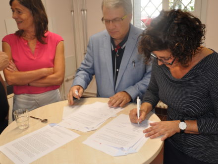 Frau Dagmar Becker, Schulleiter Andreas Tempel und Renate Parusel unterzeichnen die Kooperationsvereinbarung für die Talent Company in Solingen