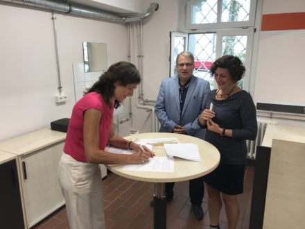 Frau Dagmar Becker, Schulleiter Andreas Tempel und Renate Parusel unterzeichnen die Kooperationsvereinbarung für die Talent Company in Solingen