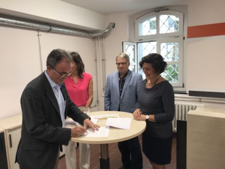 Herr Kohns, Herr Michael Webers, Frau Dagmar Becker, Schulleiter Andreas Tempel und Renate Parusel unterzeichnen die Kooperationsvereinbarung für die Talent Company in Solingen