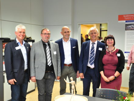 Gruppenbild: Eröffnung der 31. Talent Company an der Realschule plus Kusel:Projektleiter der Jugendherbergen, Herrn Scherz Projektleiter der Jugendherbergen, Landrat Otto Rubly, acob Geditz, DJH-Vorstandsvorsitzender, Dr. Stefan Spitzer Vorstandsvorsitzender und Schulleiterin Nina Dahlke