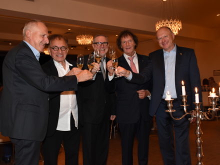 Franz-Josef Fischer stößt mit Gästen an
