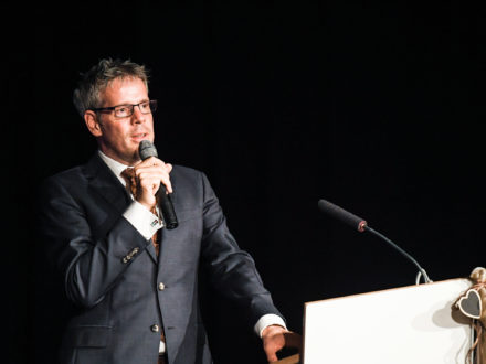 Landrat Christian Engelhardt hält eine Rede anlässlich der Jubiläumsfeier - 10 Jahre Strahlemann