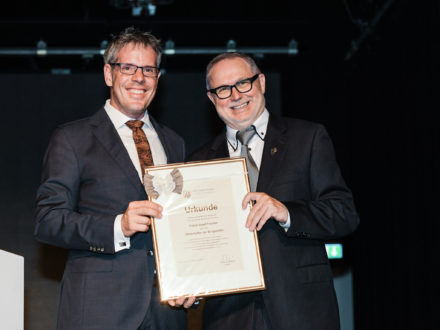 Landrat Christian Engelhardt und Franz-Josef Fischer auf der Jubiläumsfeier der Strahlemann Stiftung - Geschäftsführender Vorstandsvorsitzender F.-J. Fischer zum Botschafter der Bergstraße ernannt