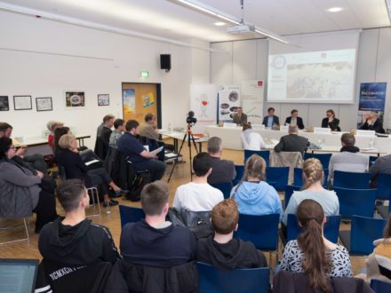 Schüler verfolgen die Diskussion auf dem Podium: Dotter Digital - Entstehung einer neuen Talent Company in Eberstadt