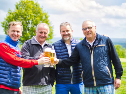 Ein Gruppenfoto einiger Teilnehmer des Strahlemann Benefiz-Golfcups 2019