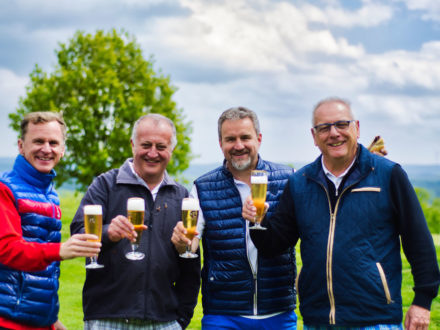 Ein Gruppenfoto einiger Teilnehmer des Benefiz-Golfcups 2019