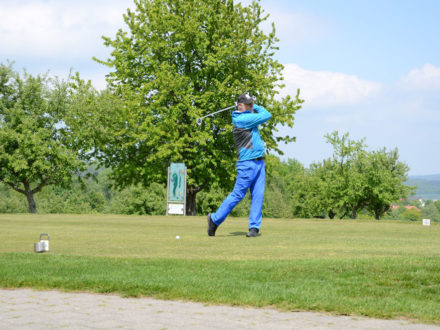 Ein Spieler beim Abschlag