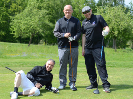 Impressionen des Strahlemann Benefiz-Golfcups 2019: Drei Teilnehmer posieren für ein Foto