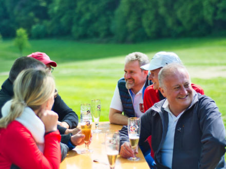 Einige Gäste des Strahlemann Benefiz-Golfstuniers genießen in einer Pause ein paar Bier