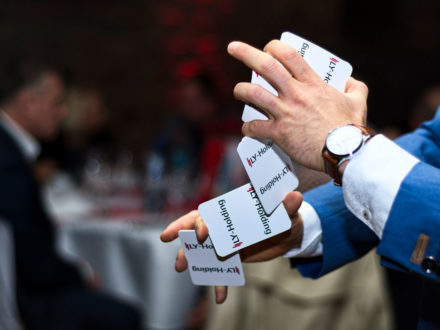 Impressionen der großen Players Party: Ein Kartentrick mit Karten der LY-Holding