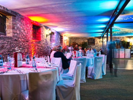 Impressionen der großen Players Party: Gäste sitzen an den Tischen und unterhalten sich