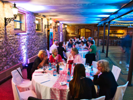 Impressionen der großen Players Party: Gäste sitzen an den Tischen und unterhalten sich