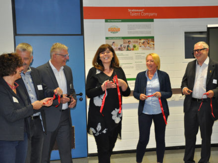 Eröffnung der 35. Strahlemann Talent Company an der IGS Edigheim: Renate Parusel von der Strahlemann Stiftung, Hr. Sitter (Stadt Lu), Schulleiter Rainer Fischer, Jutta Steinruck Oberbürgermeisterin der Stadt Ludwigshafen, Frau Jurke, Stiftungsbotschafterin der Globus-Stiftung und Franz-Josef Fischer Vorstandsvorsitzender StrahlemannStiftung