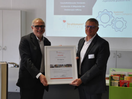 Der Vorstandsvorsitzende der Strahlemann Stiftung Franz Josef Fischer und der Schulleiter der IGS Edigheim Rainer Fischer bei der Eröffnung der Talent Company