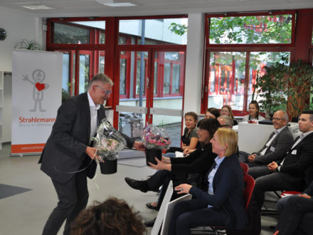 Impressionen Eröffnung: Schulleiter Rainer Fischer übergibt zum Dank Blumen