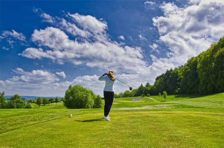 Jubiläumsausgabe des Strahlemann Benefiz-Golfcups 2019 spielt Rekordsumme ein