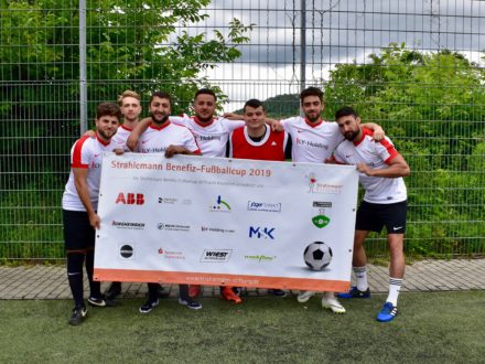 Die Gewinner des Strahlemann Benefiz-Fußballcup 2019, das Team LY Holding GmbH