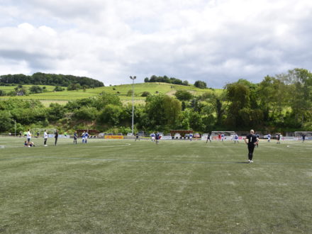 Spieler stehen auf dem Platz