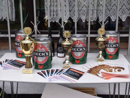 Pokale für die Sieger des Strahlemann Benefiz-Fußballcup 2019